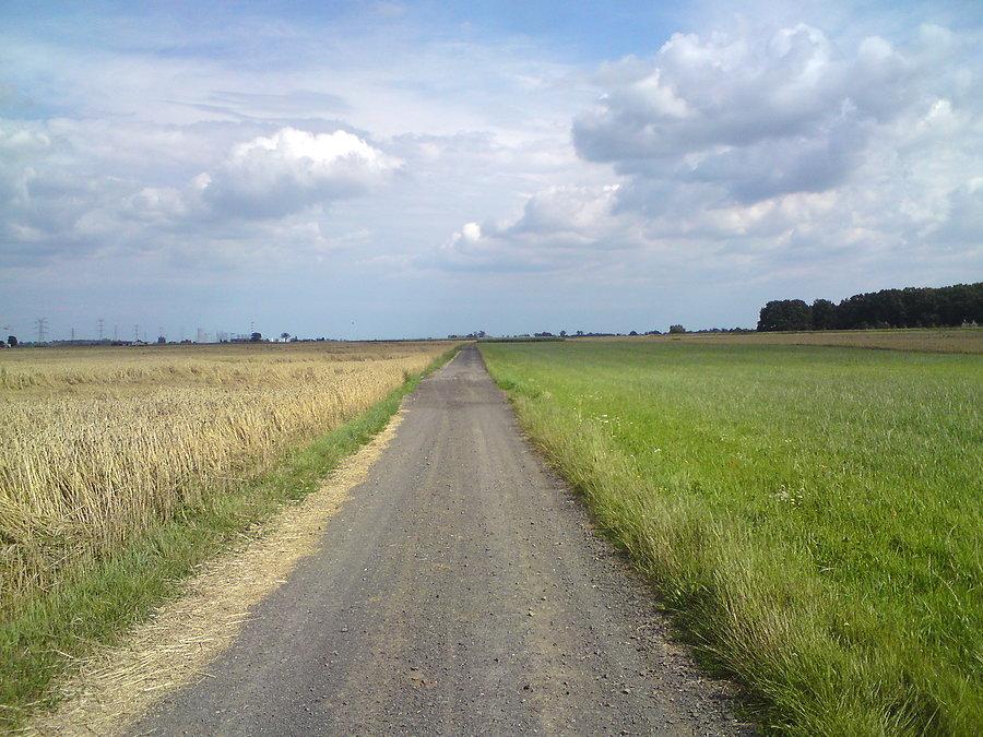 Wielopole - St. Siołkowice, w tle po lewej elektrownia