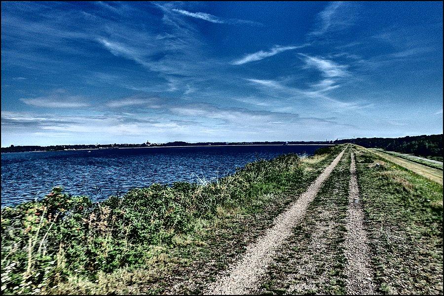 Widok na wał na Zalewie Mietkowskim