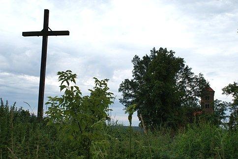 Romański kościół św. Idziego od strony cmentarza