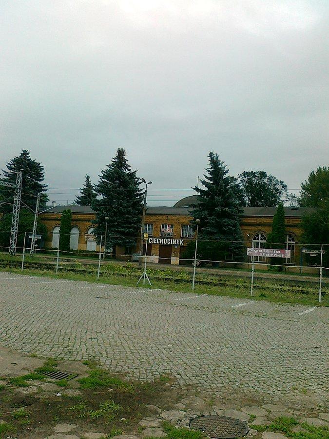 Dawny dworzec kolejowy, obecnie są tu jakieś sklepiki. A po kolei zostały tory. Pociąg nie jeździ tu już ładnych kilka lat
