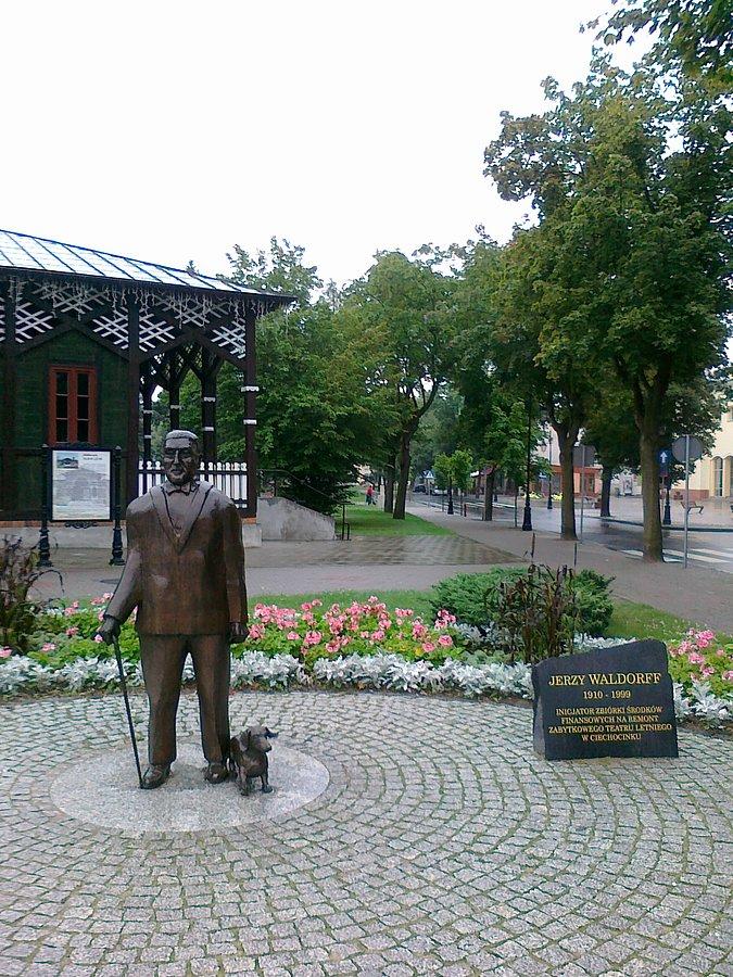 Pomnik Jerzego Waldorffa, inicjatora zbiórki środków na odbudowę teatru