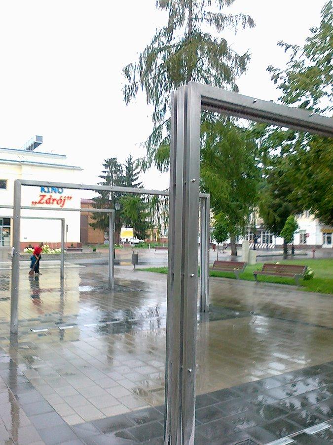 Skapany deszczem skwer w centrum Ciechocinka