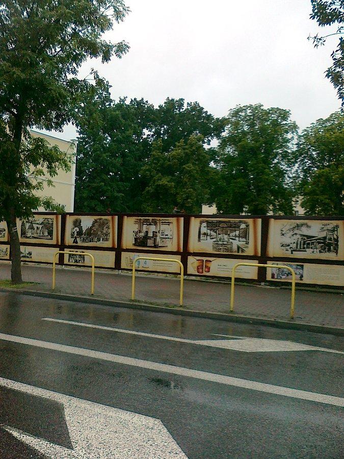 A na miejsce po spalonej Stodole ogodzili parnaem z dawnymi fotografiami CIechocinka . Bardzo dobry pomysł