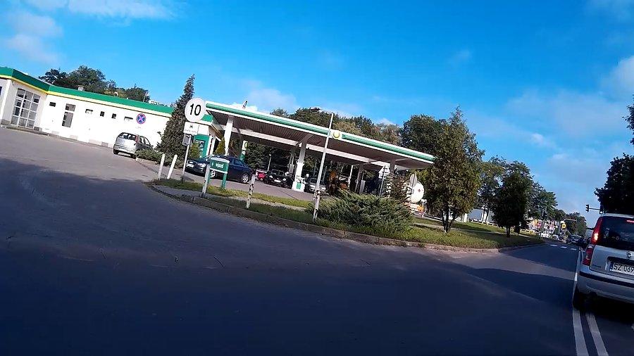 Odbijam przez stację, na skrzyżowaniu dzwon