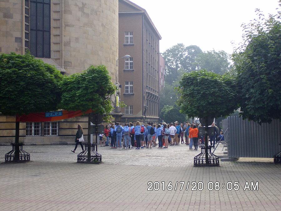 Młodzież gromadzi się przed wejściem do krypty katedry