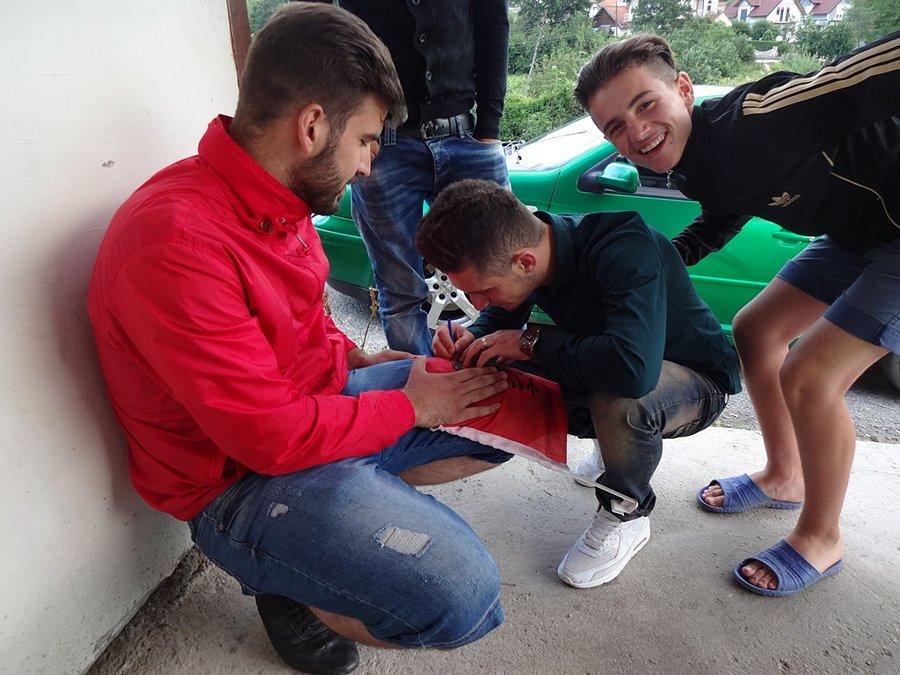 Koledzy z Kosova podpisujący flagę Albanii