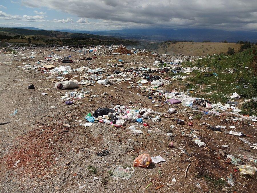 Liczne wysypiska śmieci, które niszczą piękną przyrodę