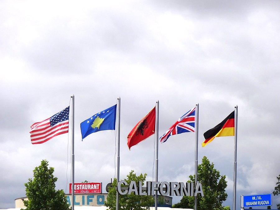 Charakterystyczny zestaw flag dla Kosova