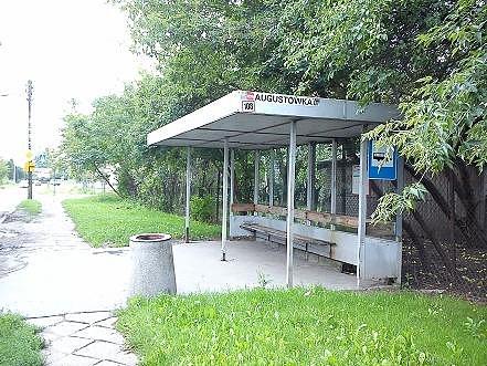 Typowy przystanek jaki kiedyś był w całej Warszawie, potem zastępowany przez szklarenki Wyganowskiego i teraz "szklarenki" Angory