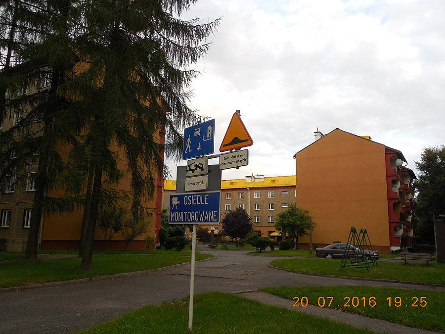 Jak rozumieć, że ten próg zwalniający nie dotyczy dostawczych? (przy ulicy Dworskiej w Siemianowicach Śląskich)