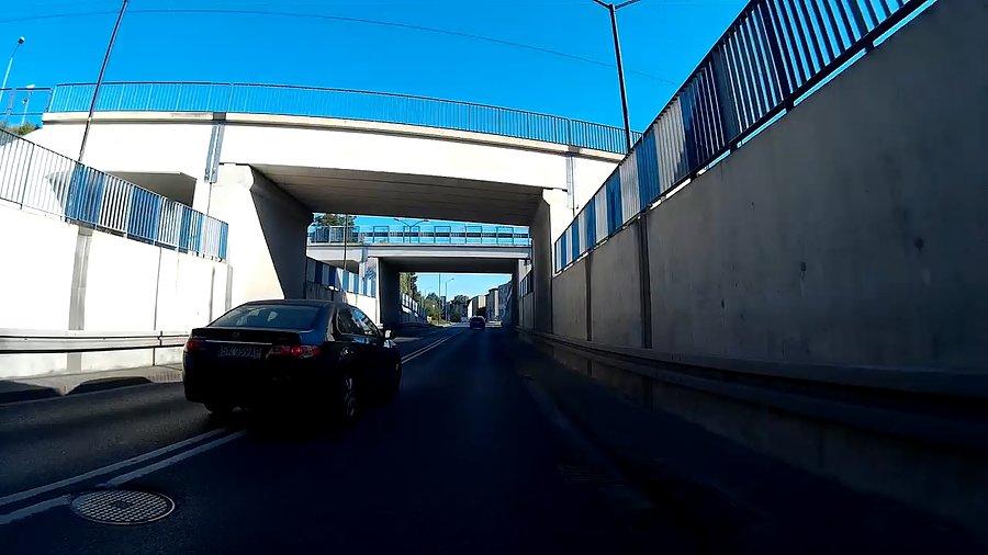 Klasycznie wyprzedzania pod wiaduktem na podwójnej ciągłej