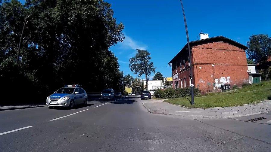 Policja gdzieś pędzi