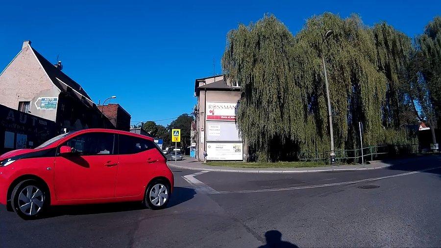 ... ale oczywiście znajdzie się idiotka za kierownicą