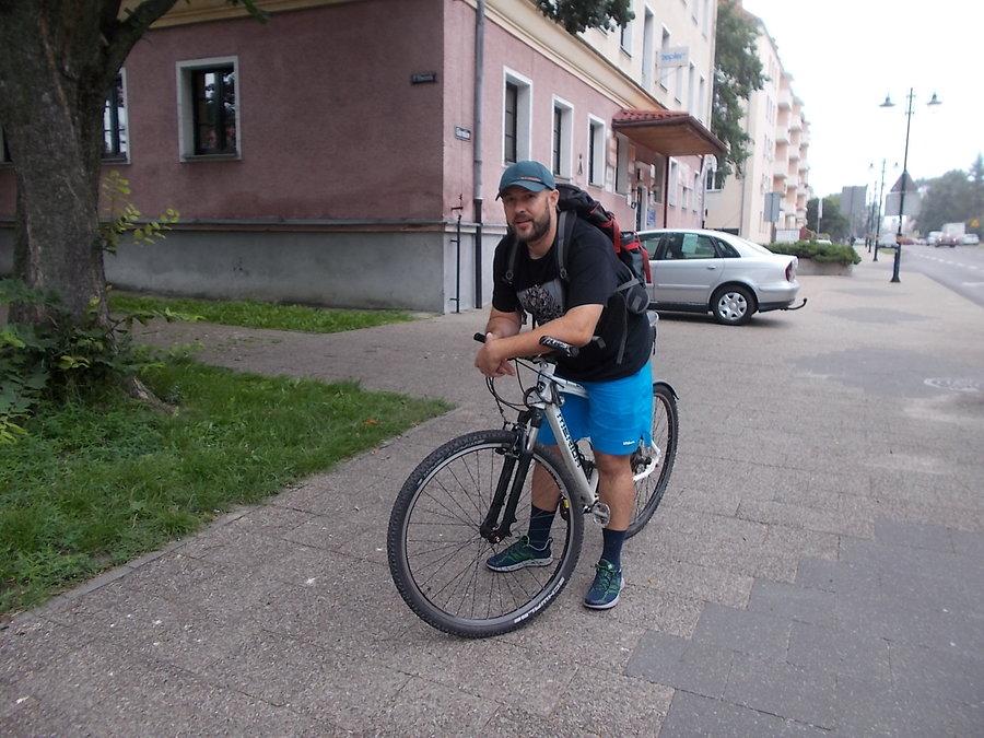 Nawet w lipcu można spotkać Dareckiego EB pomykającego na rowerze