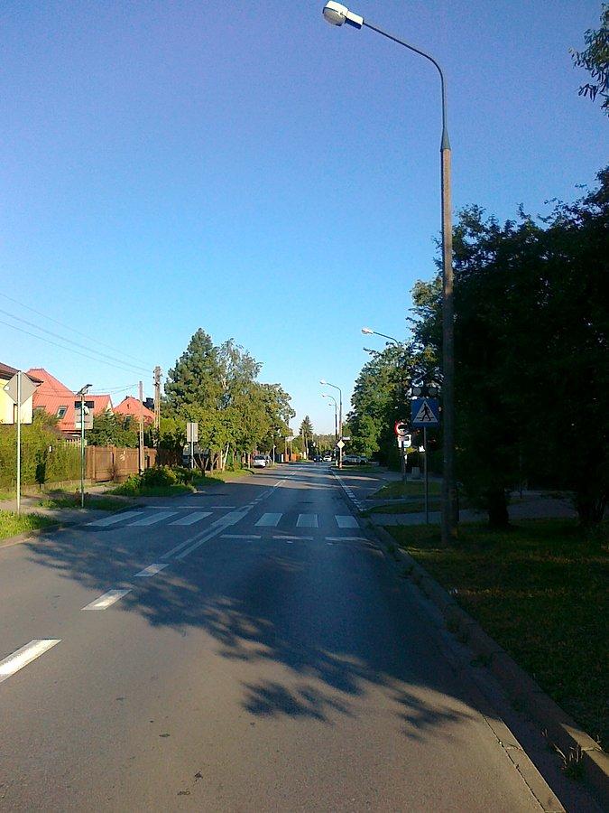 Na " Hubala" przejścia sa ostatnio oznaczone migającymi żółtymi światłami, czego na zdjęciu niestety nie widać
