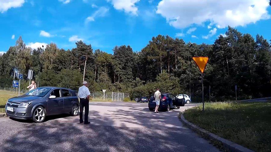 Zlot samochodów w tym miejscu, czyżby jakiś dzwon?
