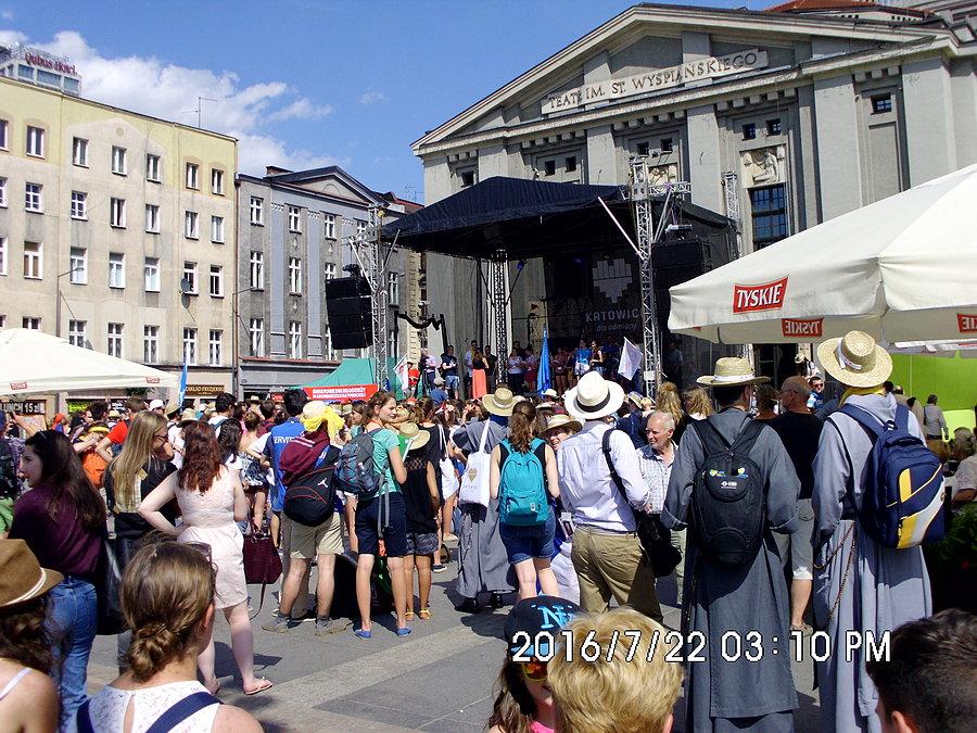 Na Rynku w Katowicach W czasie etapu diecezjalnego ŚDM (wspólnota Świętego Jana)