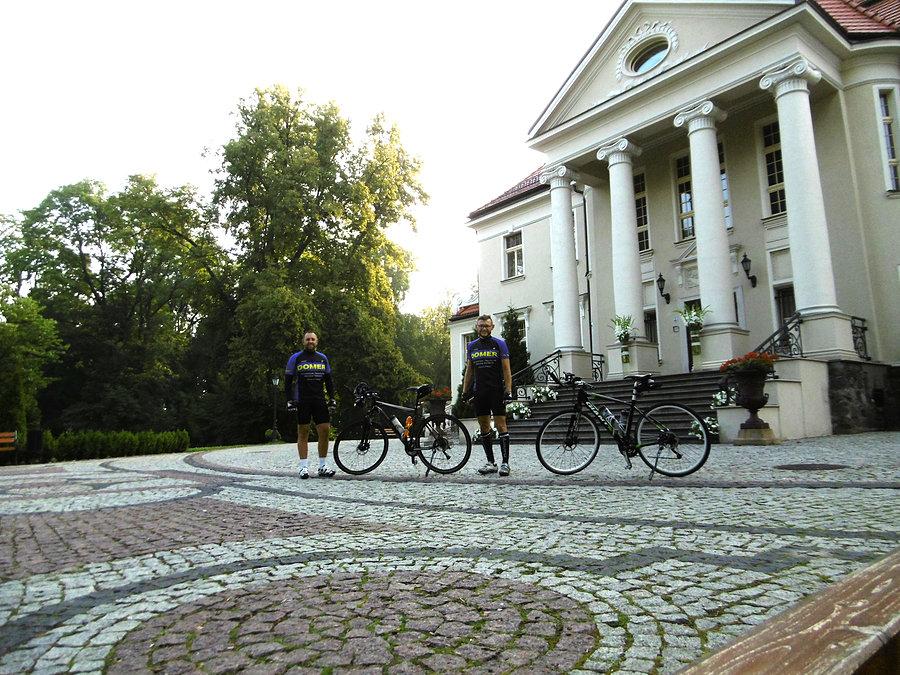 Przed pałacem w Tłokini