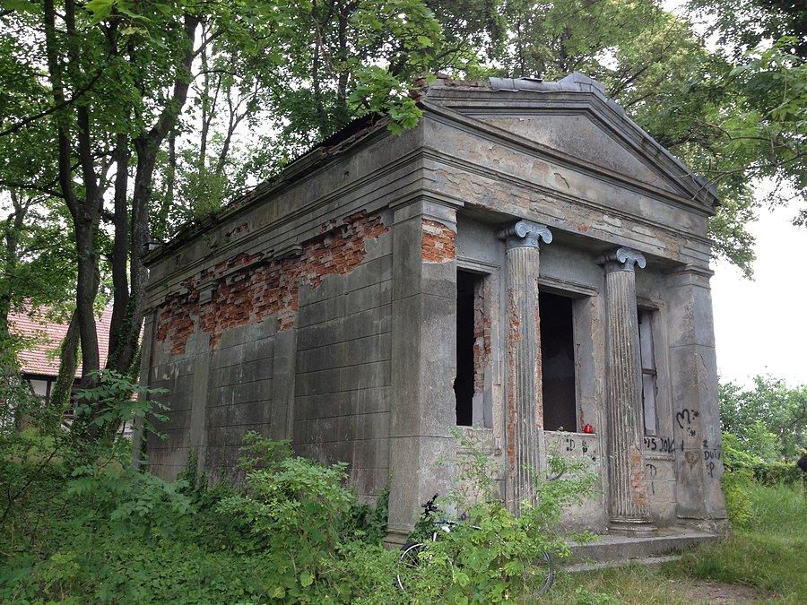 Zdbowo - zdewastowane mauzoleum rodziny Rée niedaleko kościoła (połowa XIX w)