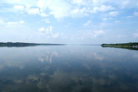 Widok z tamy na Zalew Sulejowski