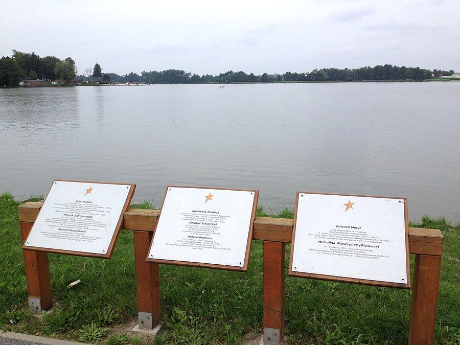 Aleja gwiazd sportu nad jeziorem Raduń