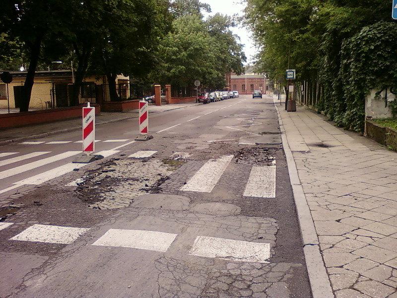 Ubytki nawierzchni na Sienkiewicza