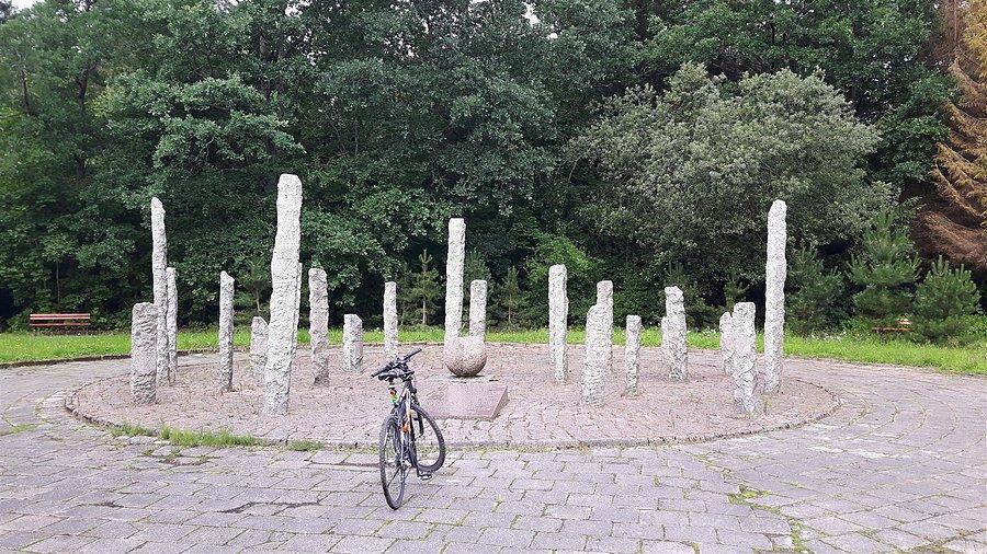 Pomnik pomordowanych u progu wolności - Słupsk ul. Arciszewskiego