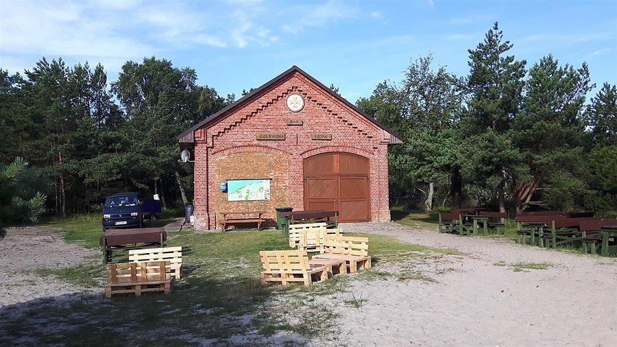 Czerwona Oberża u wejścia na plażę w Czołpinie