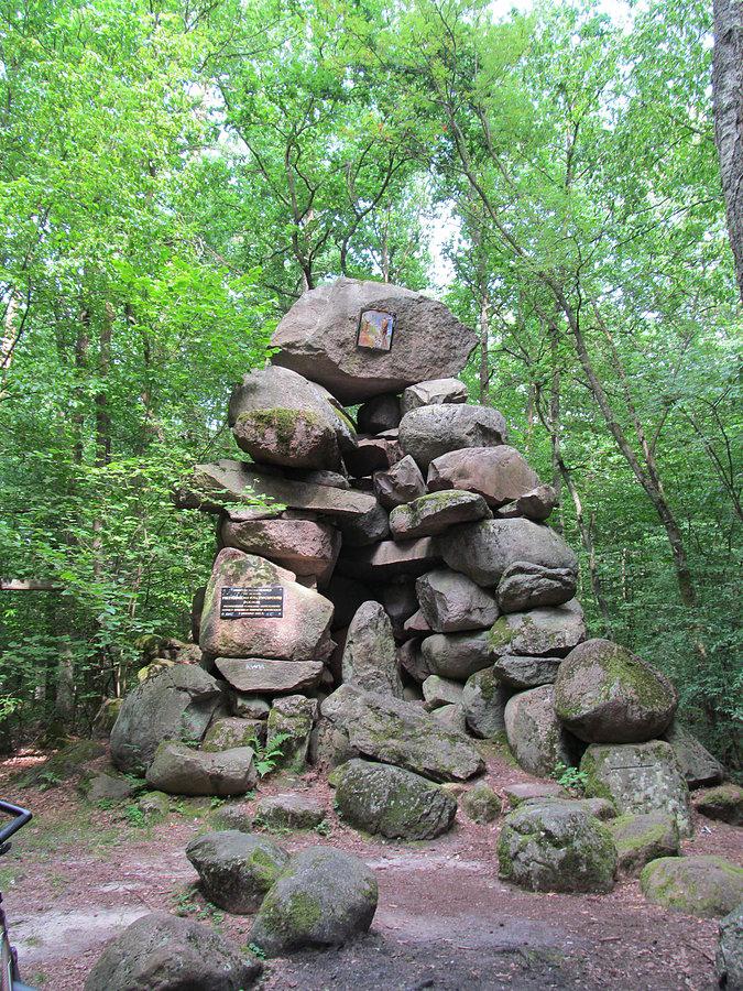 Spała - obelisk św. Huberta