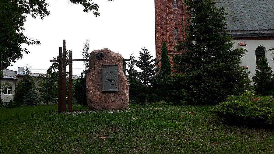 Tablica pamiątkowa przed kościołem w Gardnie