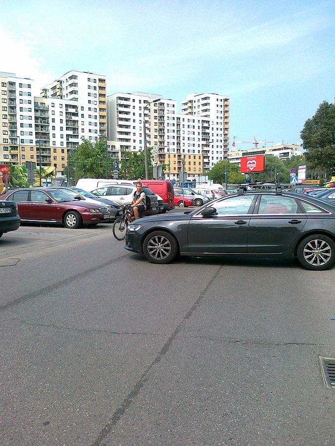 Wydawało się, że auto wyjeżdża z parkingu. Okazało się, że wyjechało, ale bez kierowcy i stało sobie w poprzek jezdni