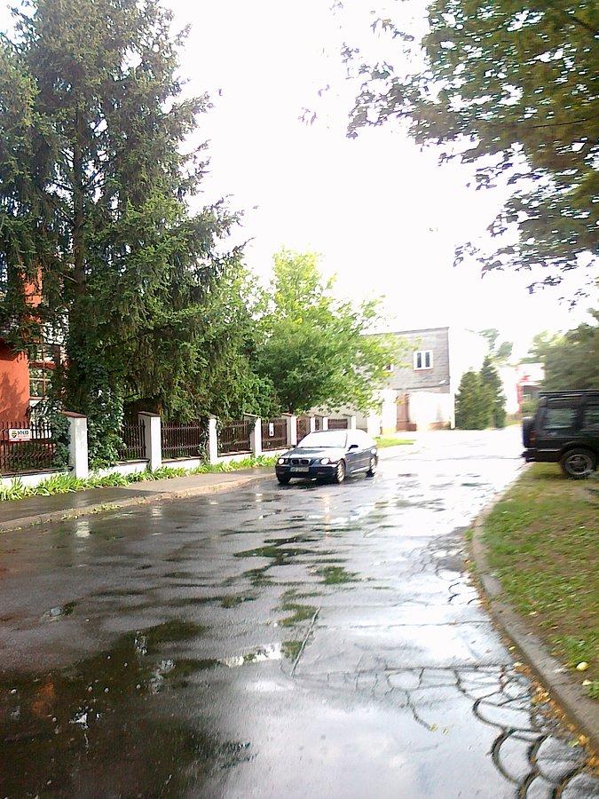 A my w środku. Jezdnia była mokra, widać na Bemowie padało mocniej