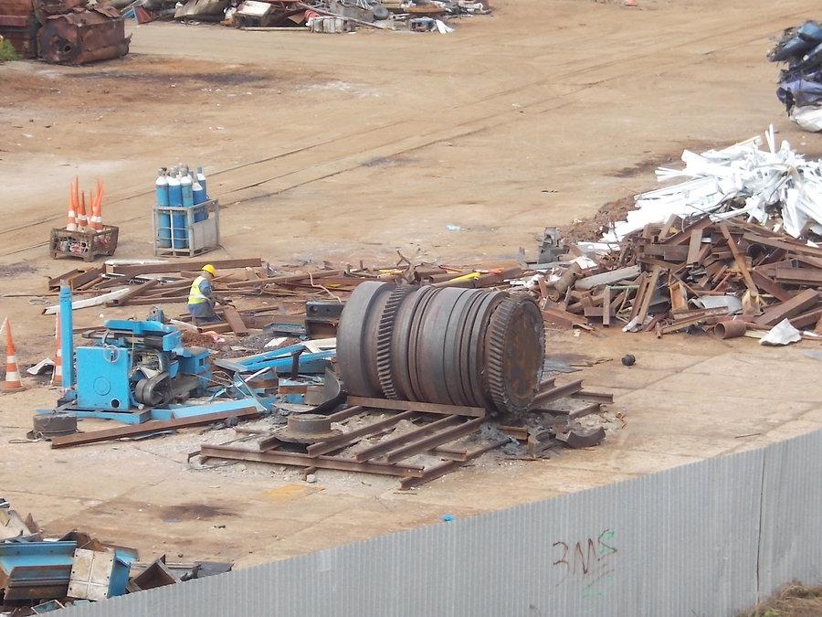 Kawałek metalu na złomowisku został pozbawiony ogonka