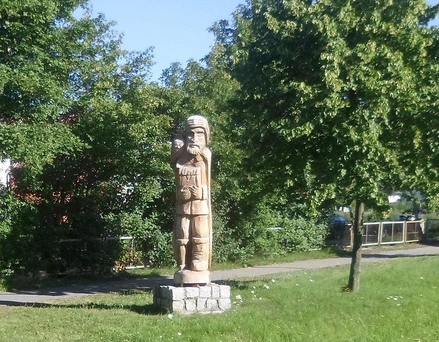 Facet z ptakiem na ramieniu