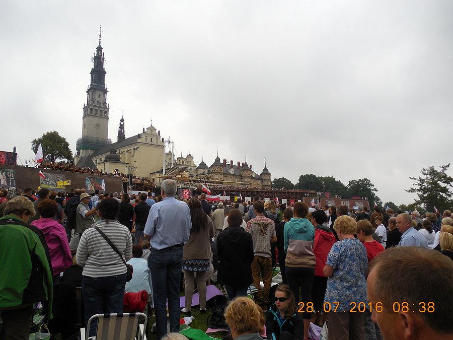 Przed szczytem Jasnej Góry już tłumy