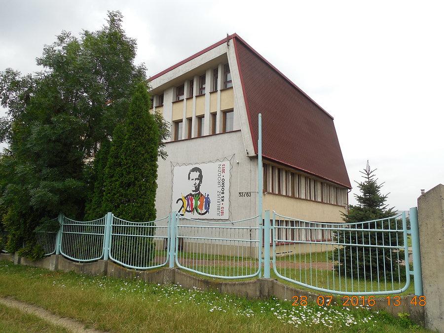 Znajomy baner na ścianie (przy kościele pod wezwaniem Najświętszego Serca Pana Jezusa na Stradomiu - parafia prowadzona przez Zgromadzenie Salezjanów)