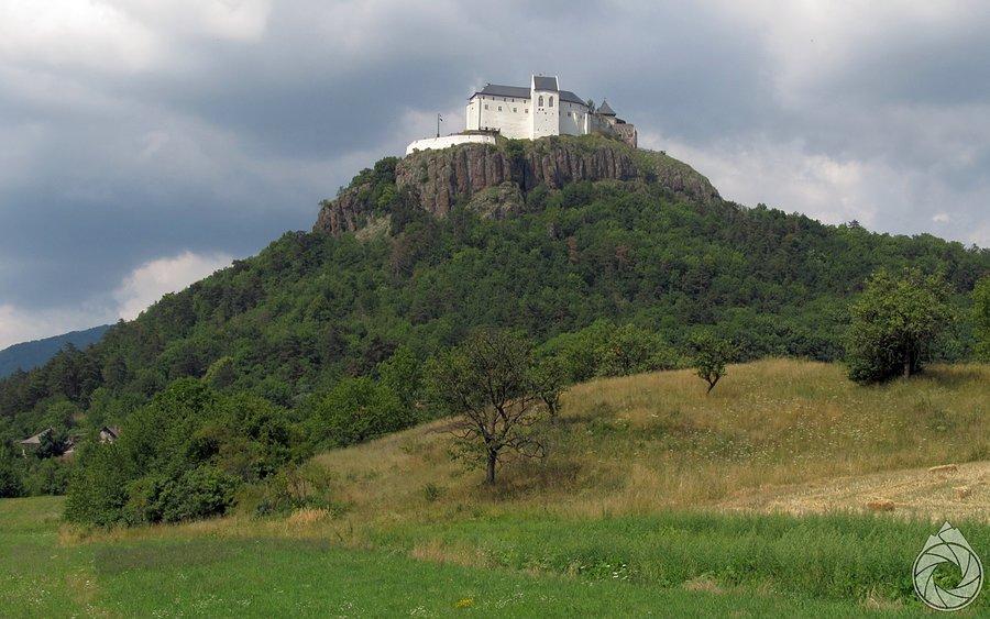 Zamek stoi na bazaltowej (czy andezytowej?) skale, bardzo efektownej