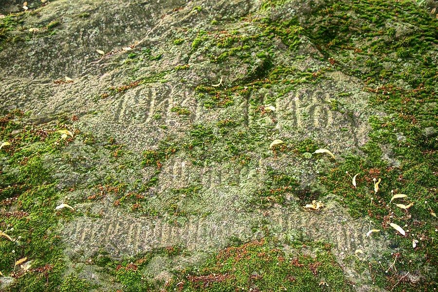 Ledwo widoczny napis na głazie „1914 – 1918 Gedenket Eurer gefallenen Brüder”( Pamięci naszych poległych braci)