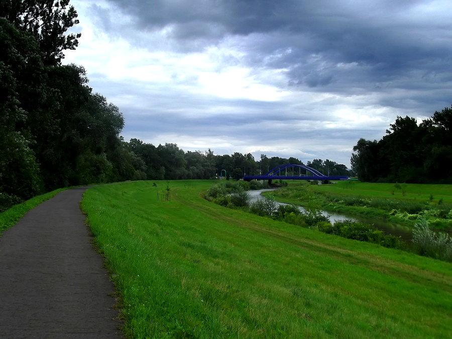 Jadę ścieżką rowerową nad rzeką Olzą