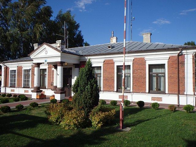 Stylowy gmach Urzędu Gminy w Żmudzi