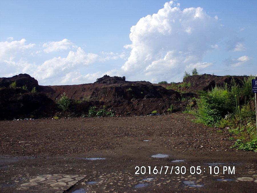 To nie jest krajobraz księżycowy - bo są rośliny i chmury na niebie - hałda w Chebziu