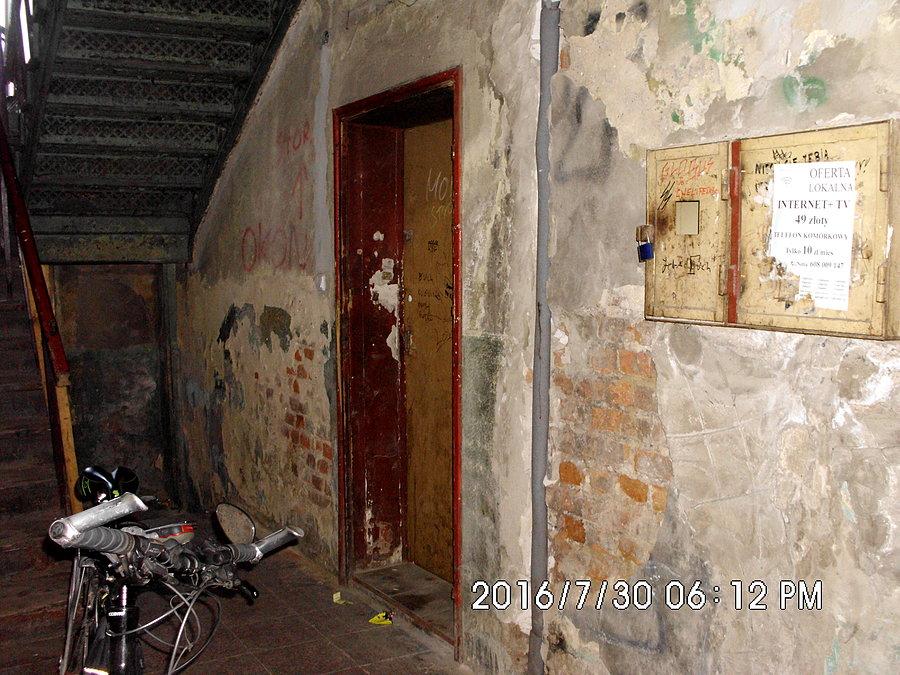 Wnętrze klatki schodowej w zamieszkiwanym budynku w centrum Lipin