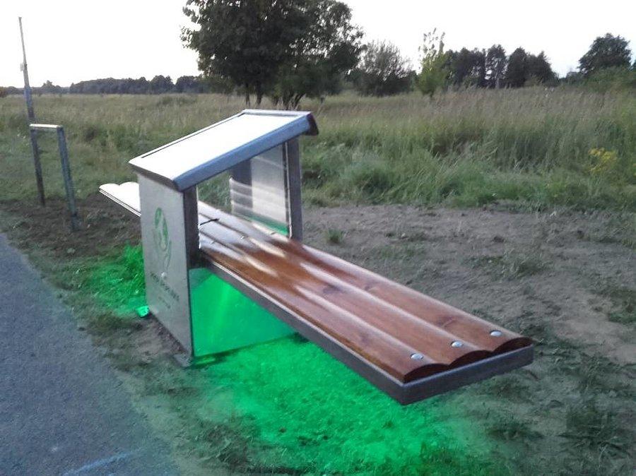 Ławka z panelem fotowoltaicznym po zmierzchu
