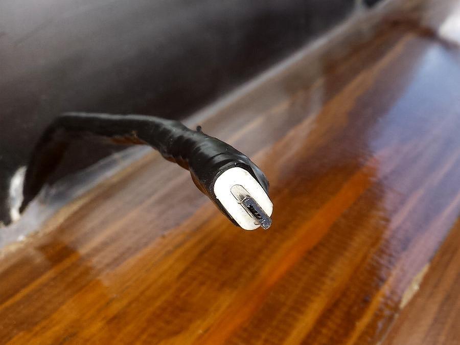 Ławka z panelem fotowoltaicznym ma mini USB do ładowania