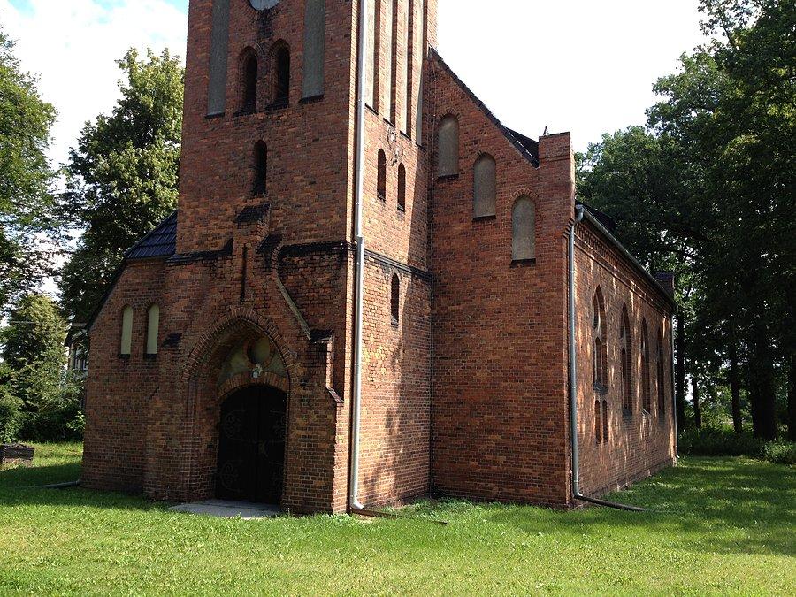 Kościół jednonawowy w stylu neogotyckim
