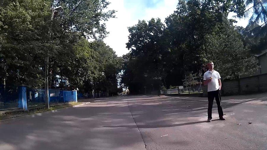 Stojąc na środku drogi