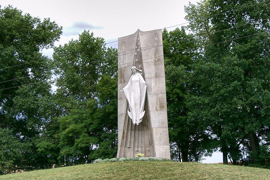 Obelisk Mati Bożej Światłości w Poczerninie