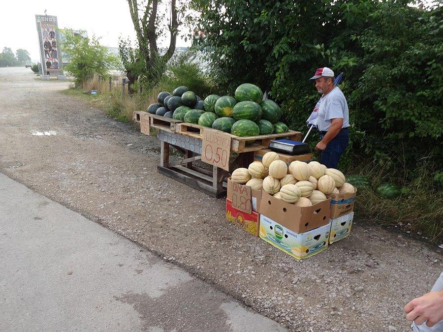 Przydrożny bazar z owocami. Wszędzie tu takich pełno
