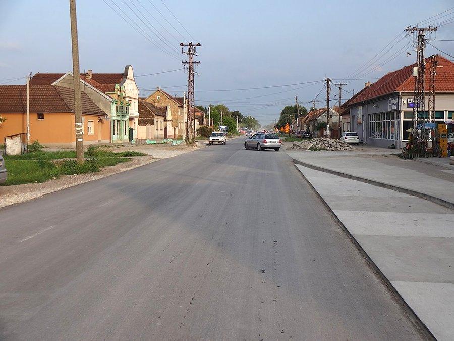 Droga już z nowym asfaltem
