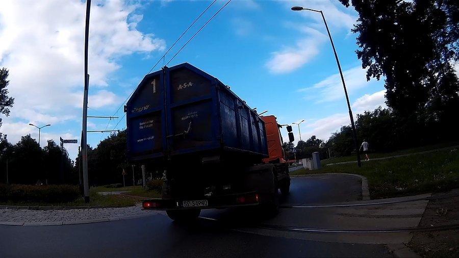 Nie wiem co wieźli, ale padło dobry miesiąc temu